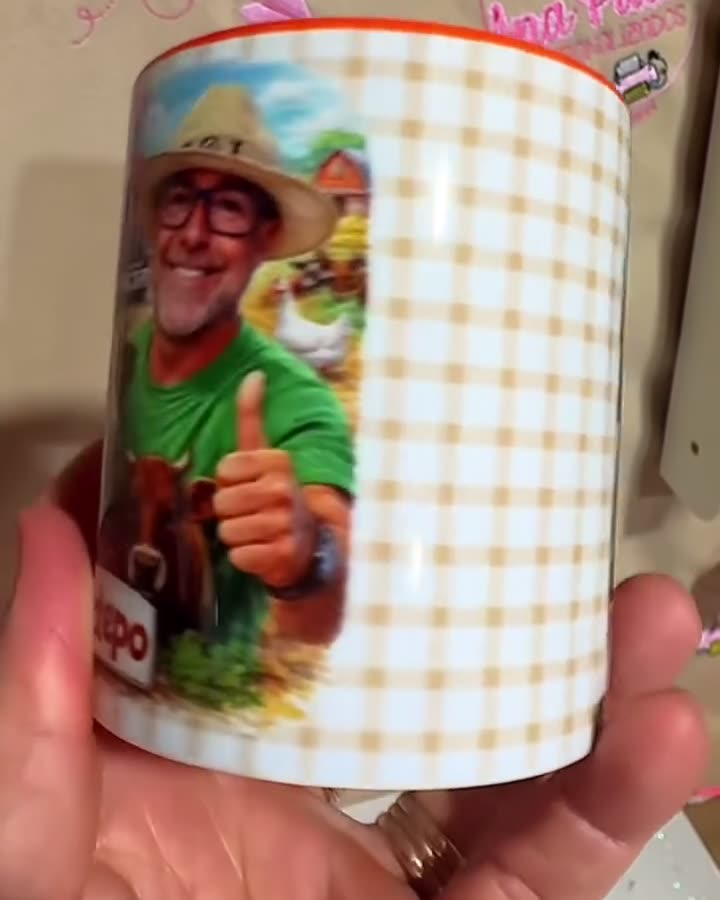 Caneca com caricatura feita a partir de uma foto