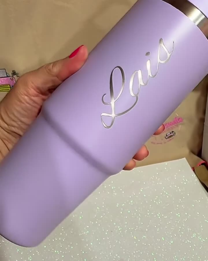 Garrafa térmica lilás com o nome Lais