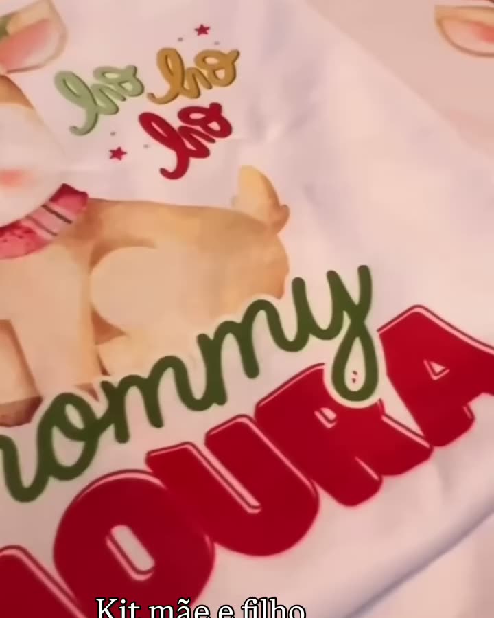 Camiseta do kit mãe e filho com estampa de Natal